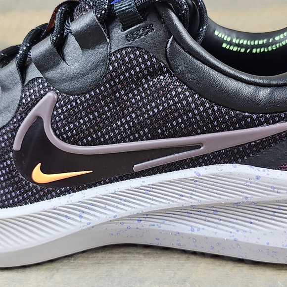 Nike Winflo Sheild 8 Women's Running Shoes Weatherproof features Black Violet - Picture 10 of 11